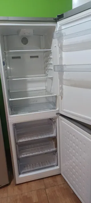 Frigorífico Beko plateado
