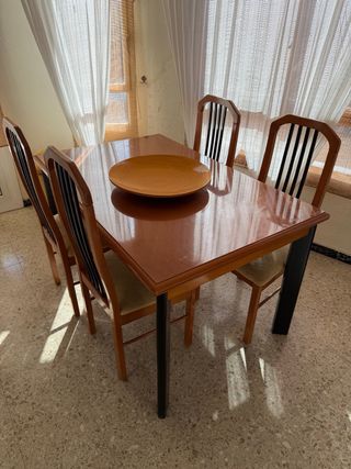 Mesa de comedor con 4 sillas