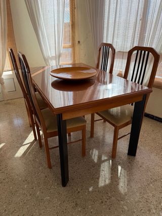 Mesa de comedor con 4 sillas