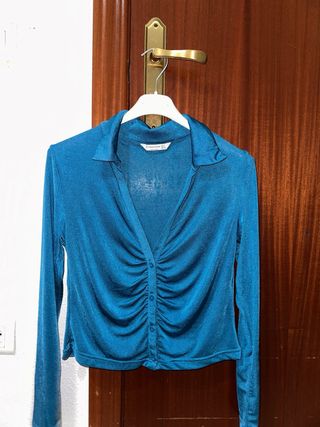 Camisa azul manga larga fruncida