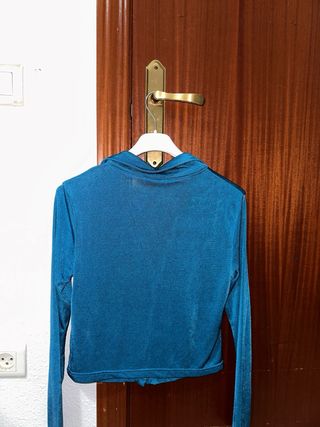 Camisa azul manga larga fruncida