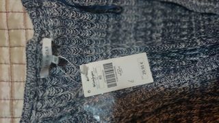 Chaqueta de punto azul y gris