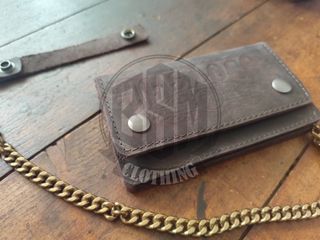 Portafoglio in pelle marrone con catena