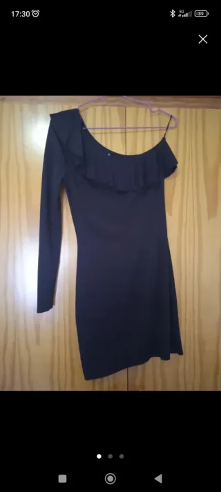 Vestido negro asimétrico con volantes
