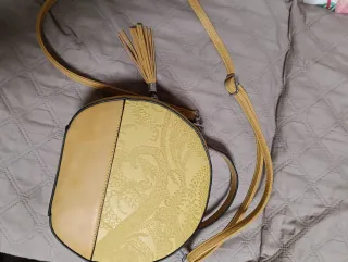 Bolso amarillo redondo con flecos