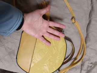 Bolso amarillo redondo con flecos