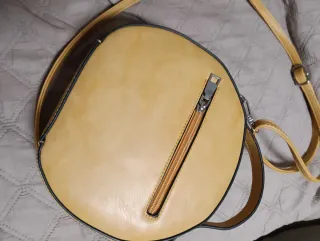 Bolso amarillo redondo con flecos