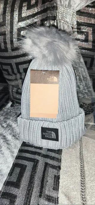 Gorro The North Face gris con pompón