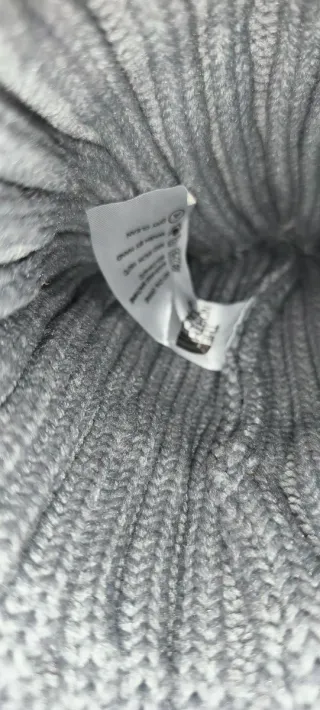 Gorro The North Face gris con pompón