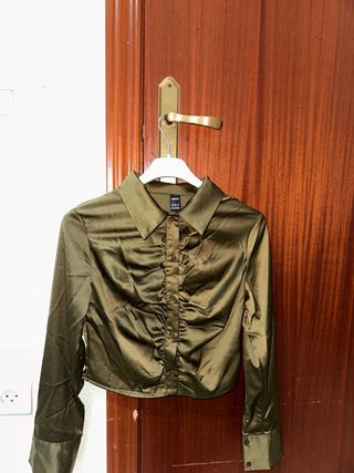 Camisa verde satinada fruncida