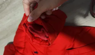 Plumón rojo de niño