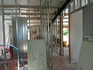 Yesero profesional yeso de mano y máquina proyecta