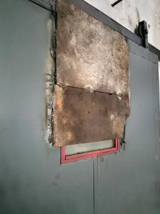 Puerta corredera industrial hierro