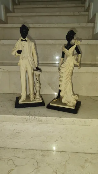 Figuras decorativas pareja beige y negro