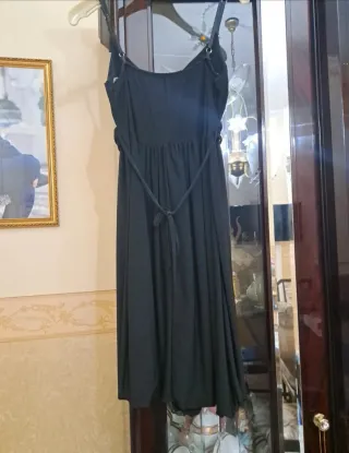 Vestito nero elegante con intreccio