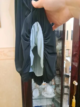 Vestito nero elegante con intreccio