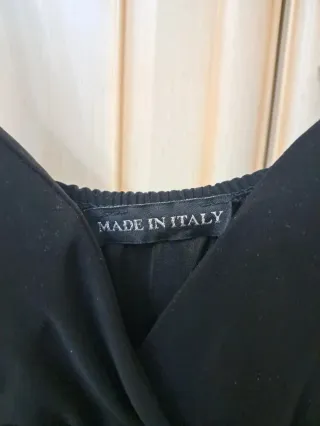 Vestito nero elegante con intreccio