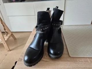 Botas negras con tachuelas y flecos