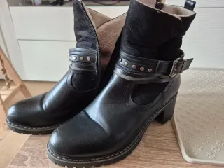 Botas negras con tachuelas y flecos