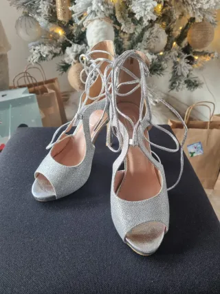 Sandalias plateadas con cordones