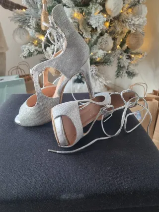 Sandalias plateadas con cordones