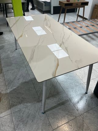 Mesa de comedor de mármol y metal