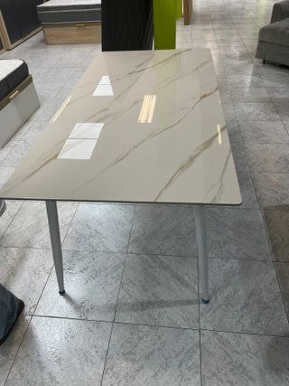 Mesa de comedor de mármol y metal