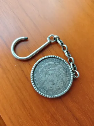 Llavero de plata con moneda antigua