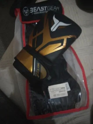 Guantes de Boxeo Beast Gear Negros y Dorados
