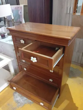 Cómoda de madera marrón con detalles blancos