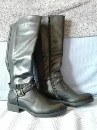 Botas altas negras con tachuelas