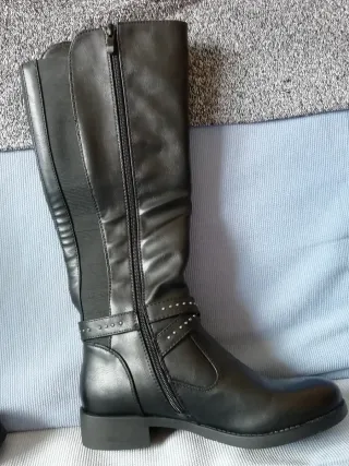 Botas altas negras con tachuelas