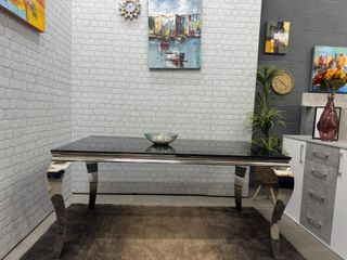 MESA DE COMEDOR DE CRISTAL Y PATAS CROMADAS