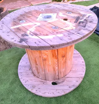 Mesa alta grande de madera de bobina