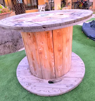 Mesa alta grande de madera de bobina