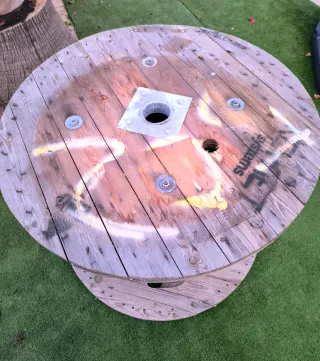 Mesa alta grande de madera de bobina