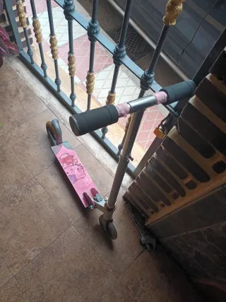 Patinete infantil rosa con ruedas