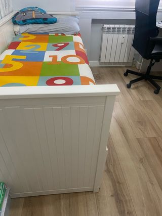 Cama diván de madera con cajones