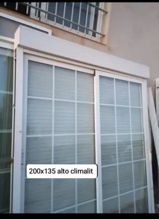 Puerta entrada aluminio blanca