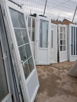 Puerta entrada aluminio blanca