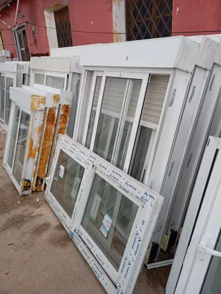 Puerta entrada aluminio blanca