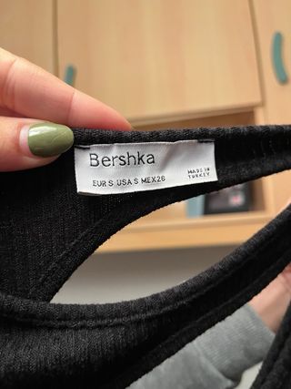 Vestido Bershka negro con abertura