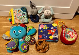 Lote juguetes bebé: peluches, pelotas, librod