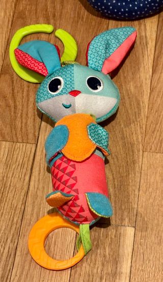 Lote juguetes bebé: peluches, pelotas, librod