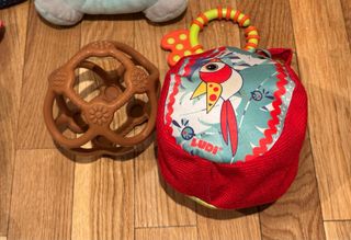 Lote juguetes bebé: peluches, pelotas, librod
