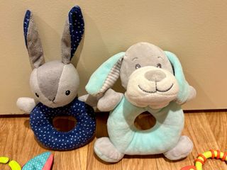 Lote juguetes bebé: peluches, pelotas, librod