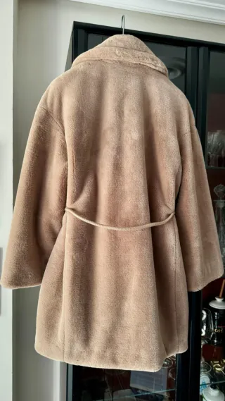 Abrigo pelo sintético de Purificación García.