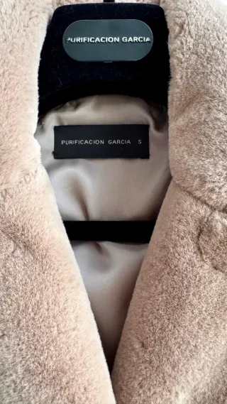 Abrigo pelo sintético de Purificación García.