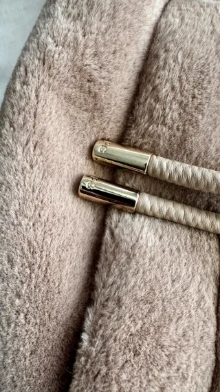 Abrigo pelo sintético de Purificación García.