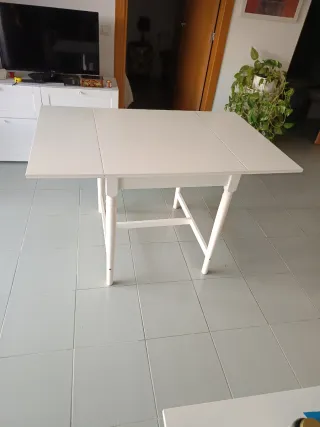 Mesa de comedor plegable blanca
